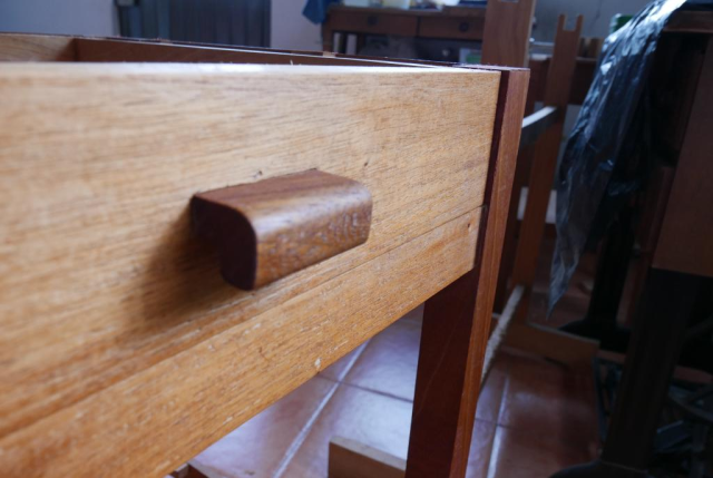 Un cajón de madera para una mesita de noche.  El frente es de caobilla, y la jaladera de madera de tapirira mexicana.