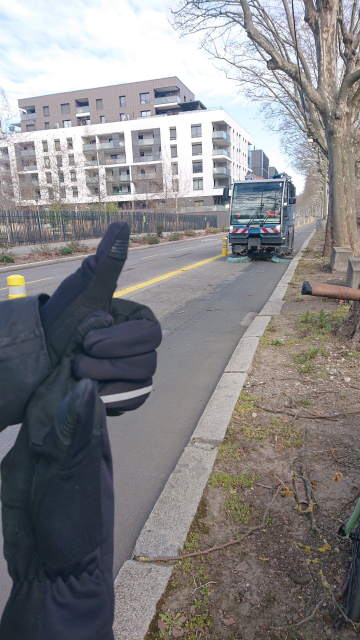 Balayeuse en action sur la Voie lyonnaise n°3, au niveau du quartier de l'industrie (Lyon 9e) 