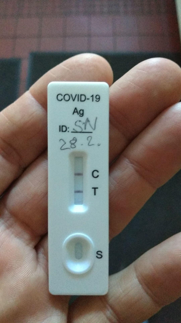 COVID Schnelltest, deutlich positiv.