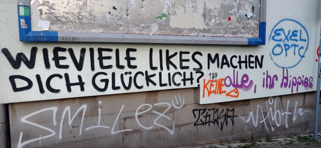 Graffiti. F: "wieviele likes  machen dich glücklich?" A1: "keine" A2: "alle, ihr hippies"