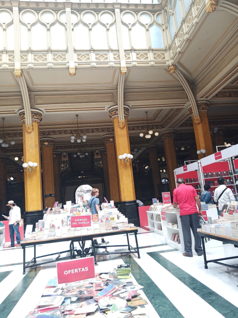 Vista general del tendido de libros del Fondo de Cultura Económica 