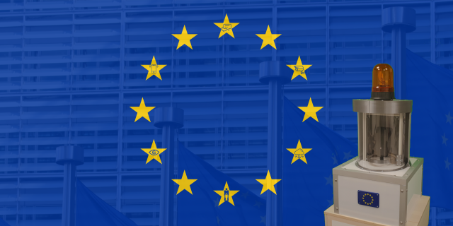 Rechts im Bild ist ein Apparat. Im Hintergrund ist eine EU-Flagge, bei denen manche der Sterne mit Überwachungssymbolen gefüllt sind.