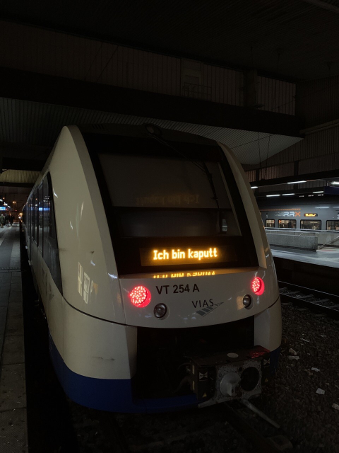 Anzeige am Zug, der am Gleis steht: Ich bin kaputt 