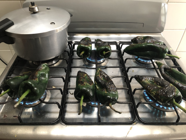 Los chiles volteados, ya tostados por arriba.