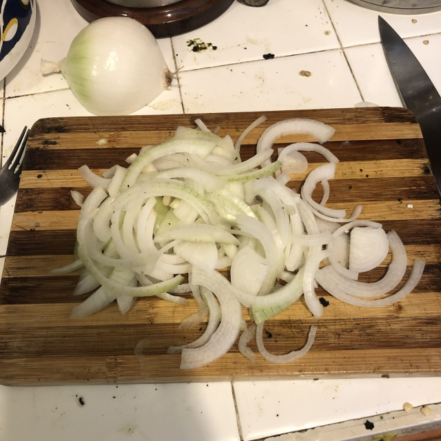 Cebolla rebanada.