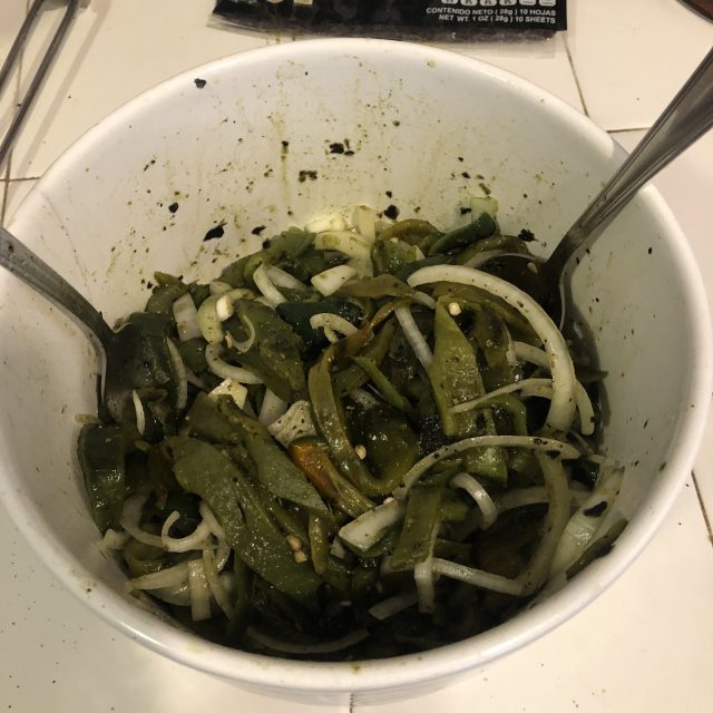 Las rajas ya listas y sazonadas.