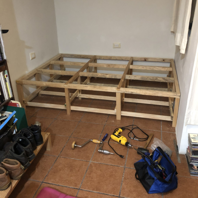 La base de la tarima, armada y con travesaños.
