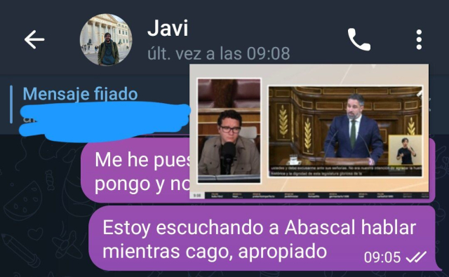Captura de conversación en Telegram en la que se ve la miniatura de un directo de Facu Díaz retransmitiendo a su vez la moción de censura. Debajo, un mensaje mío que dice "estoy escuchando a Abascal hablar mientras cago, apropiado"