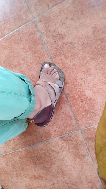 foto superior del huarache en mi pie derecho. Se muestra claramente el recubrimiento del talón en una sola pieza de piel rojiza que da el soporte mencionado. Mi pantalón es verde