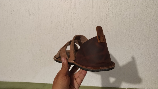 vista trasera para detalle del soporte. Tiene una extensión de piel amarilla para facilitar el quitar y poner