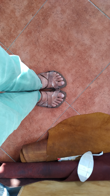 vista frontal de los huaraches en uso, para los fetichistas de patas