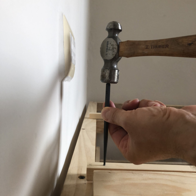 Y con un punzón se sume la cabeza del clavo por debajo del nivel de la madera.