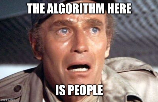 Ein Foto eines Mannes (Charlton Heston), der mit offenen Mund und erstaunt an der Kamera vorbeischaut und der Text: The Algorithm here is people