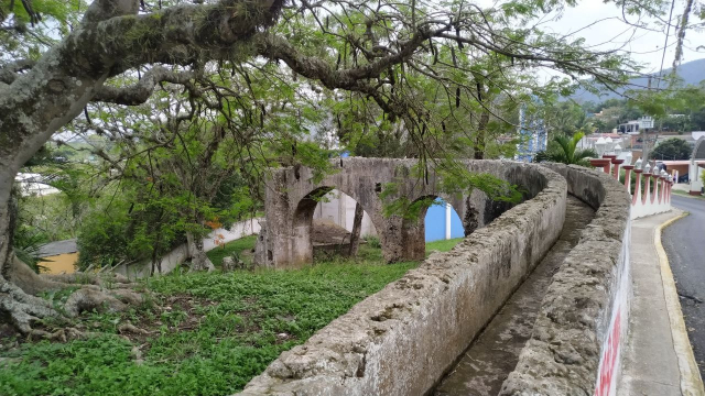 ruinas de un acueducto que encontramos en el camino