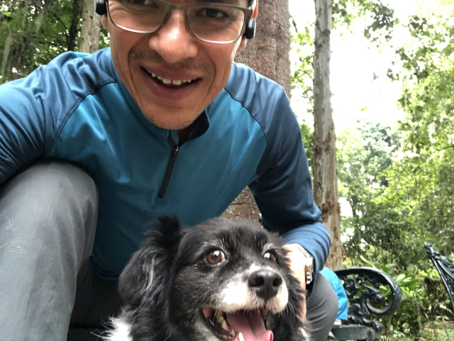 Mozzarello, mi perro blanco y negro, feliz y sonriente en el parque durante su paseo.