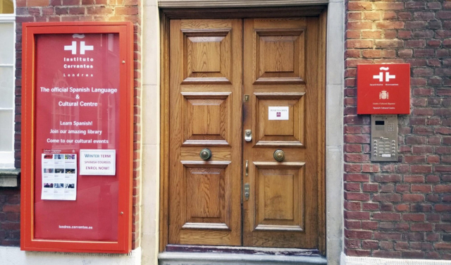 La puerta del Instituto Cervantes en Londres cerrada.