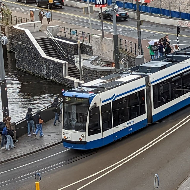Tramvaj Combino linky 26 vyzdobená vlajkami nizozemského království.