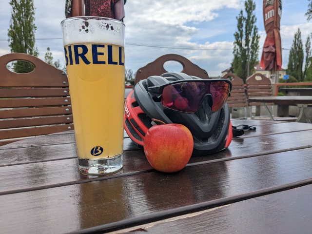 Fotografie z cyklovýletu. Zastávka na jeden točený Birell 