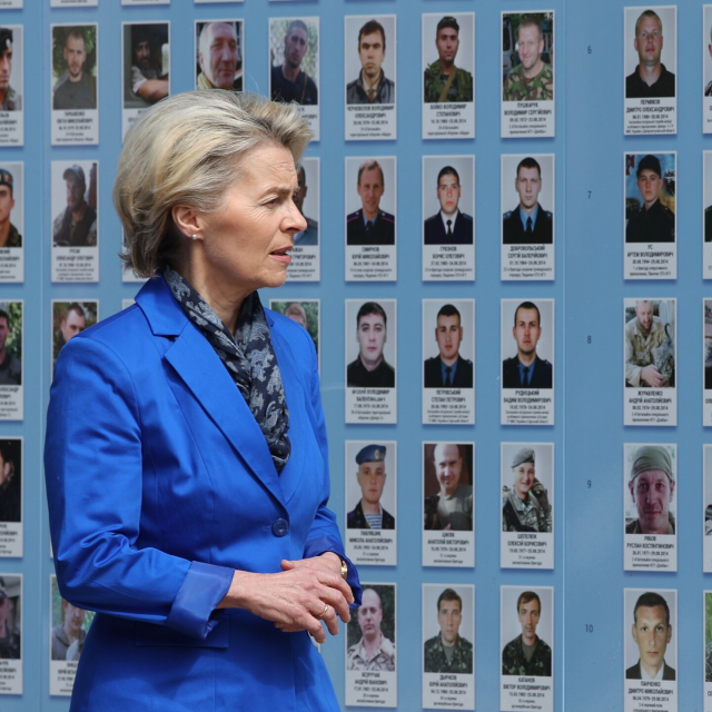 A photo of President von der Leyen’s during her visit to the wall of remembrance in Kyiv, Ukraine.

The wall of remembrance is a blue wall with photos of the Fallen for Ukraine and their names.