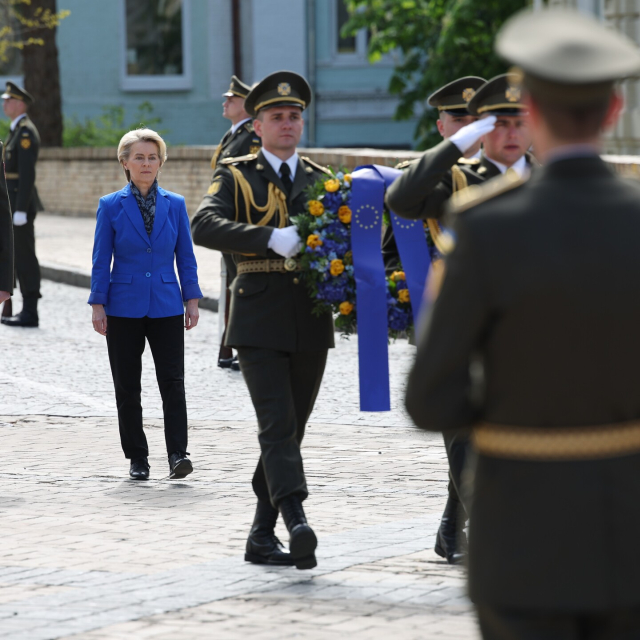 A photo of President von der Leyen’s paying tribute to the fallen for Ukraine during her visit to the wall of remembrance in Kyiv, Ukraine.