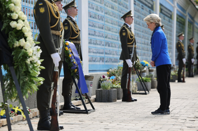 A photo of President von der Leyen’s paying tribute to the fallen for Ukraine during her visit to the wall of remembrance in Kyiv, Ukraine.
