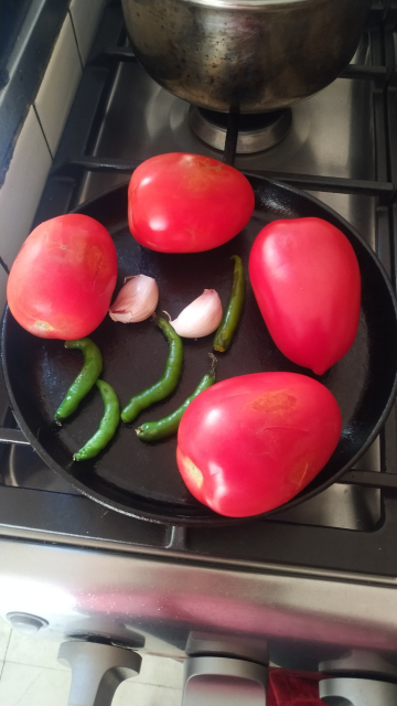 jitomate, ajo y chile en un comal
