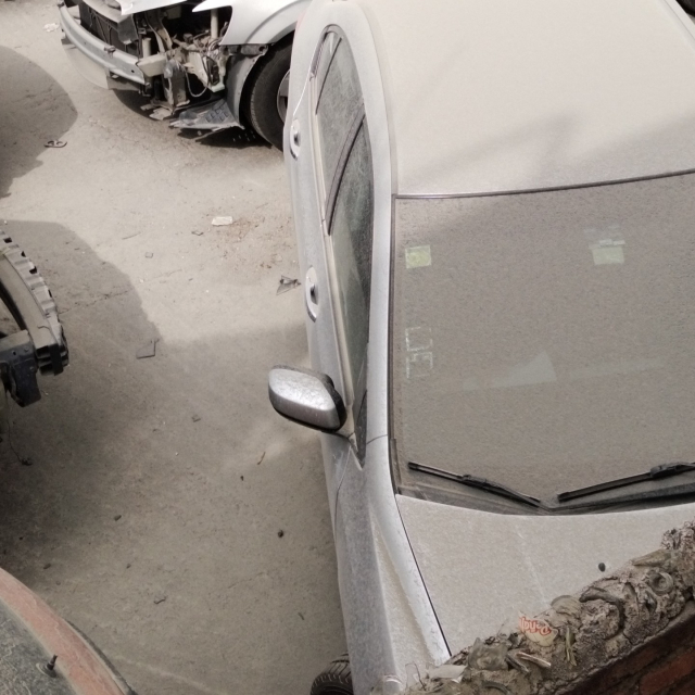 Ceniza acumulada en los autos. Pareciera de toda la semana, pero de la aseguradora se llevaron los autos el jueves, limpiaron el lugar y regresaron autos medio limpios