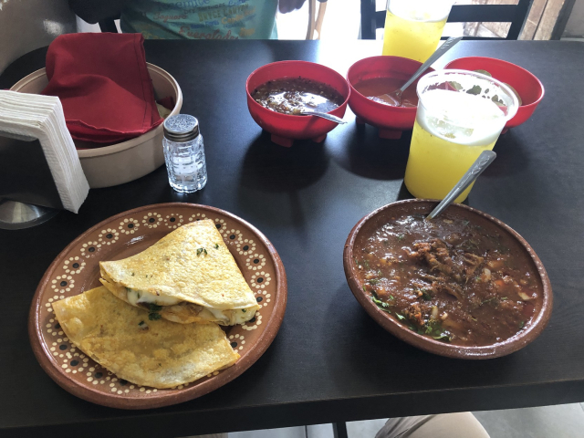 Gringa de queso y carne, y un delicioso plato de birria. Agua de piña.