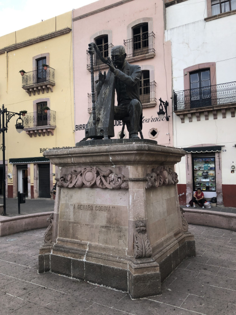 Estatua en la calle de un arpista.