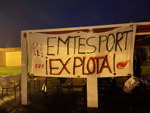 Pancarta: "Emtesport explota!"