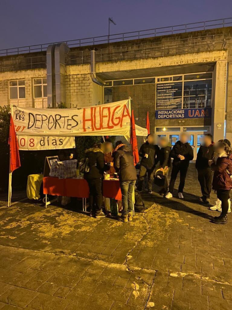 Piquete a la puerta de las instalaciones deportivas de la UAM. La pancarta dice: "Deportes huelga, 8 días”