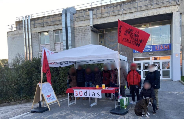 Piquete a la puerta de las instalaciones deportivas de la UAM. El contador dice: 30 días.