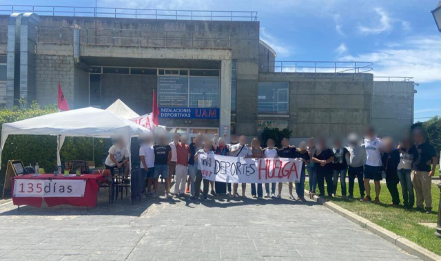 Foto del piquete a las puertas de las instalaciones deportivas de la UAM. Una pancarta indica 135 días.