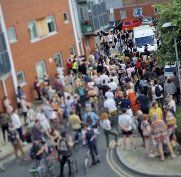 Hundreds of residents in Peckham, South London refuse to let an immigration raid kidnap their neighbours, sending the would-be kidnappers & their police escort packing. 