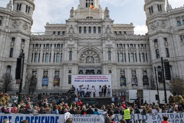 La médica Mar Noguerol intervino en el escenario al final de la gran manifestación por la sanidad pública el pasado 12 de febrero. Foto ÁLVARO MINGUITO