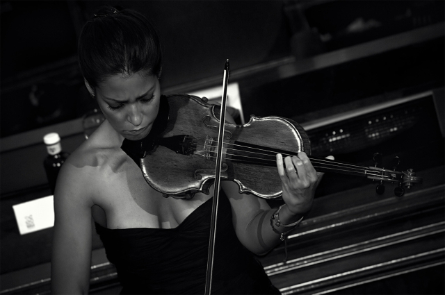 Fotografía en blanco y negro de la violinista española Leticia Moreno tocando el violín (valga la redundancia).