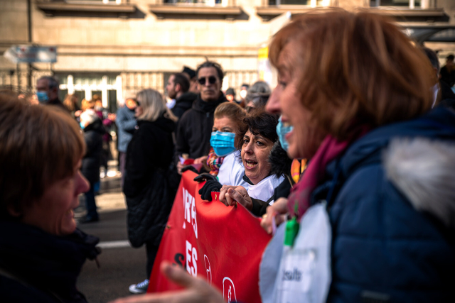 Foto de perfil de una de las cabeceras, Hortaleza, de la columna este de la Manifestación por la Sanidad en Madrid que sale desde el Hospital de La Princesa.