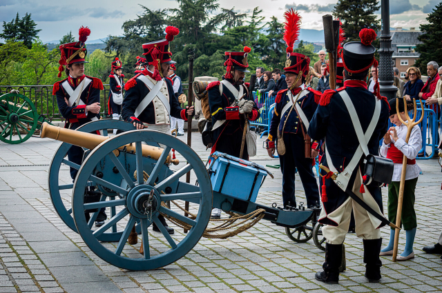 Recreaciones del Dos de Mayo en la Plaza de Oriente en Madrid. 

Imagen en la que se ve a un destacamento de tropas napoleónicas a lado de un cañón.