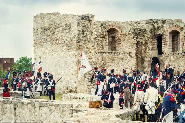 Recreaciones del Dos de Mayo en el castillo de la Alameda de Osuna

Imagen color y plano general de las tropas napoleónicas habiendo tomado el castillo.