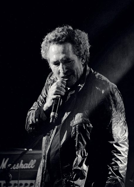 Foto en blanco y negro de Miguel Ríos en un concierto.