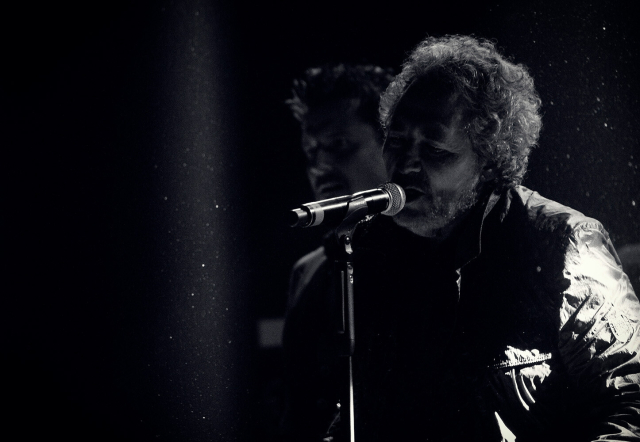 Foto en blanco y negro de Miguel Ríos en un concierto.