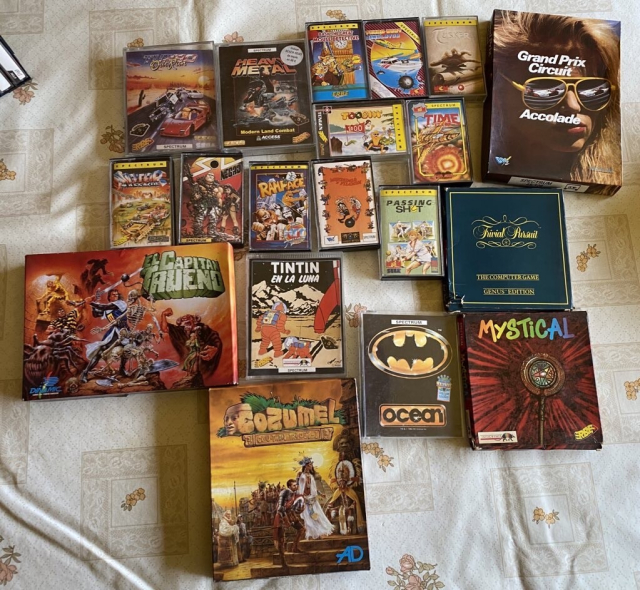 Un montón de juegos de Spectrum sobre una mesa. Destacan El Capitán Trueno de Dinamic y Cozumel de Aventuras AD. Además hay cajas medianas con Tintín en la luna, el Batman de Ocean y un Trivial. 