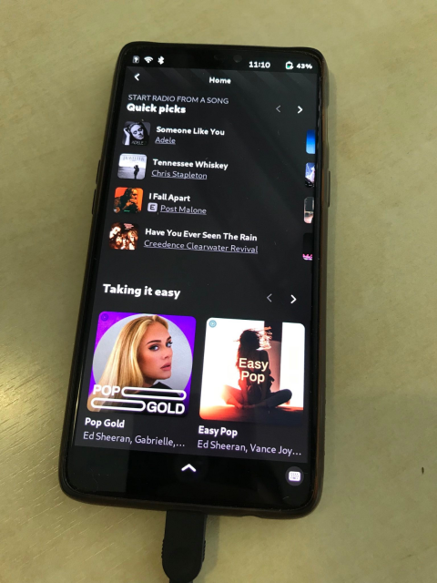 A photo of a phone running muzika