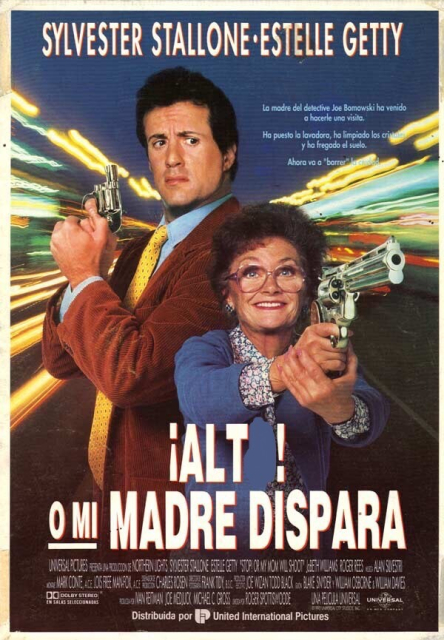 Cartel del clásico  cinematográfico de la comedia “¡Alto! O mi madre dispara” con Stallone de perfil sosteniendo un revólver chiquitito mientras mira con preocupación a Estelle Getty, que empuña un tremendo pistolón y sonríe, pero se ha tapado la O de Alto con pincel azul para que parezca que el título es “¡Alt! O mi madre dispara”, en referencia a lo que se anima en esta nuestra red social federal y federada a usar texto alternativo en las imágenes para ayudar a las personas con problemas de vista.