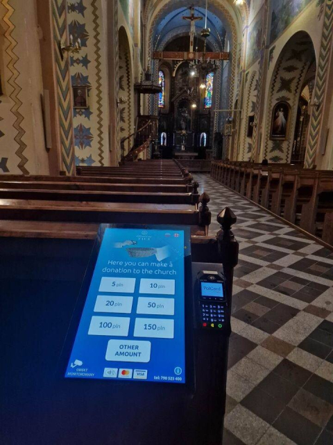 terminál dotazující se kolik PLN chcete darovat kostelu, nabízí tyto částky:
5 PLN, 10 PLN, 20 PLN, 50 PLN, 100 PLN, 150 PLN