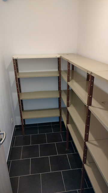 Staré plechové nízké police.