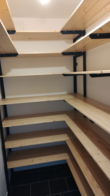 Nové police dřevěné s kovovou svařovanou konstrukcí.