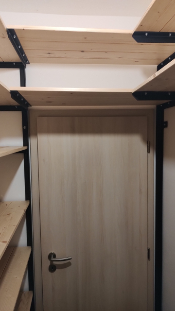 Nové police dřevěné s kovovou svařovanou konstrukcí.