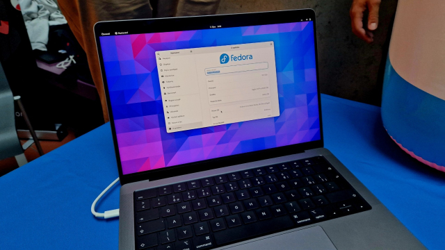Fedora Asahi Linux běží na Macbooku.