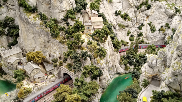 A red minature train going though a tunnel in the Provence region of Miniatur Wunderland.